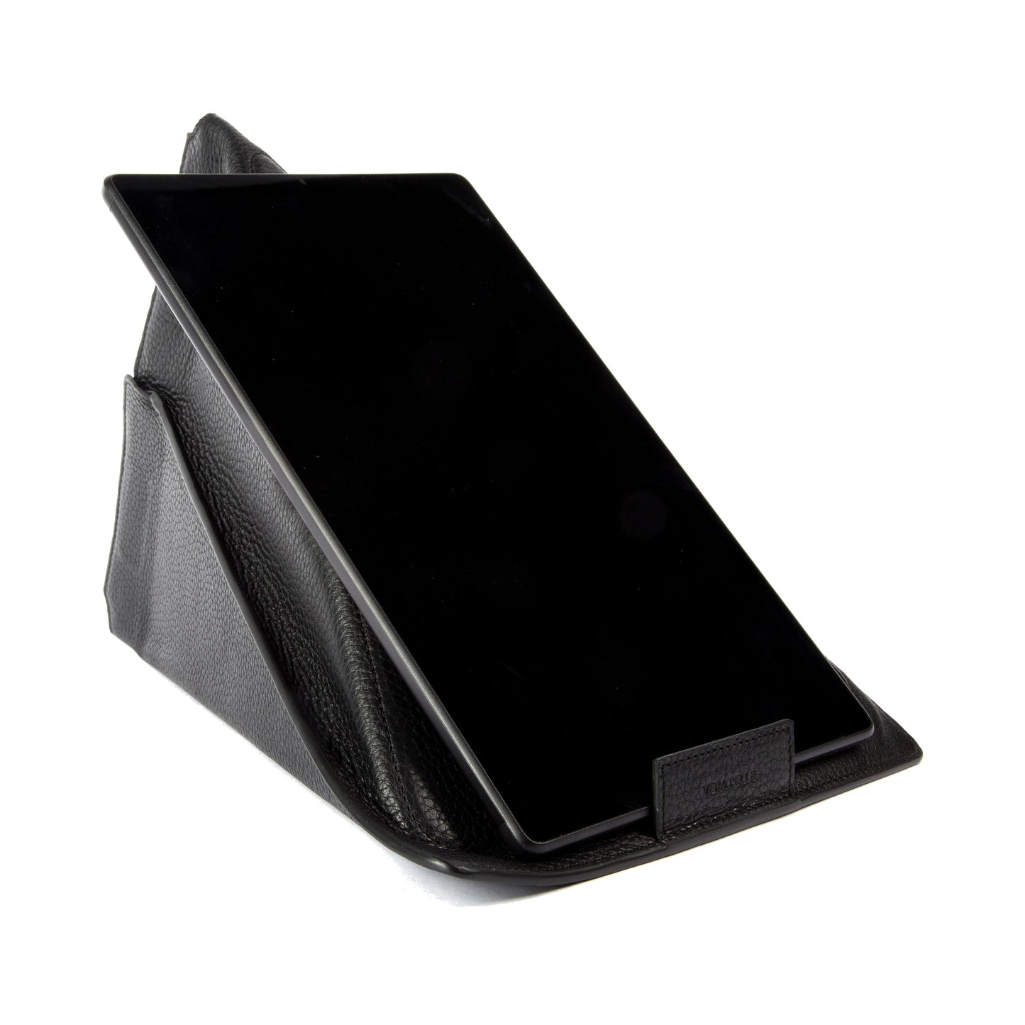K0031AB | Modular Tablet Case/Stand in Genuine Full-Grain Leather. Black. Magnetic closure. Dimensions: 22 x 31 cm. Packaging: Non-woven bag.