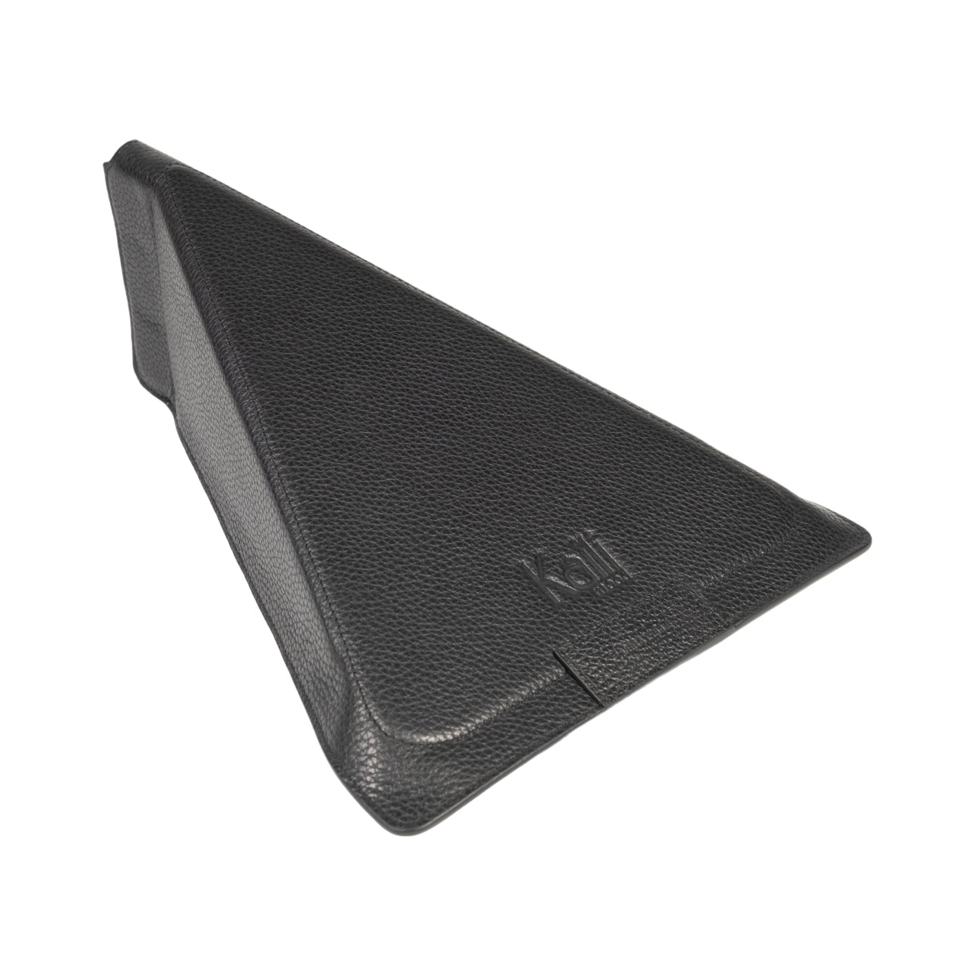 K0031AB | Modular Tablet Case/Stand in Genuine Full-Grain Leather. Black. Magnetic closure. Dimensions: 22 x 31 cm. Packaging: Non-woven bag.