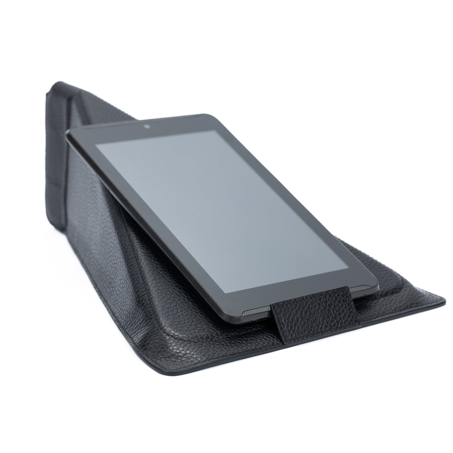 K0031AB | Modular Tablet Case/Stand in Genuine Full-Grain Leather. Black. Magnetic closure. Dimensions: 22 x 31 cm. Packaging: Non-woven bag.