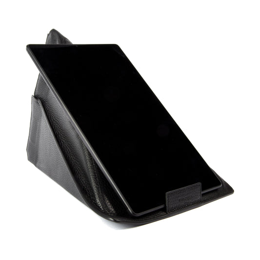 K0031AB | Modular Tablet Case/Stand in Genuine Full-Grain Leather. Black. Magnetic closure. Dimensions: 22 x 31 cm. Packaging: Non-woven bag.